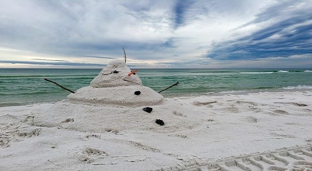 Natale al mare nelle Marche: pupazzo di neve in spiaggia